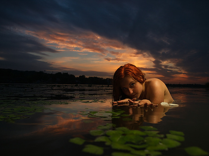 700x522, 99 Kb / девушка, озеро, рыжая, небо, купание, водоросли