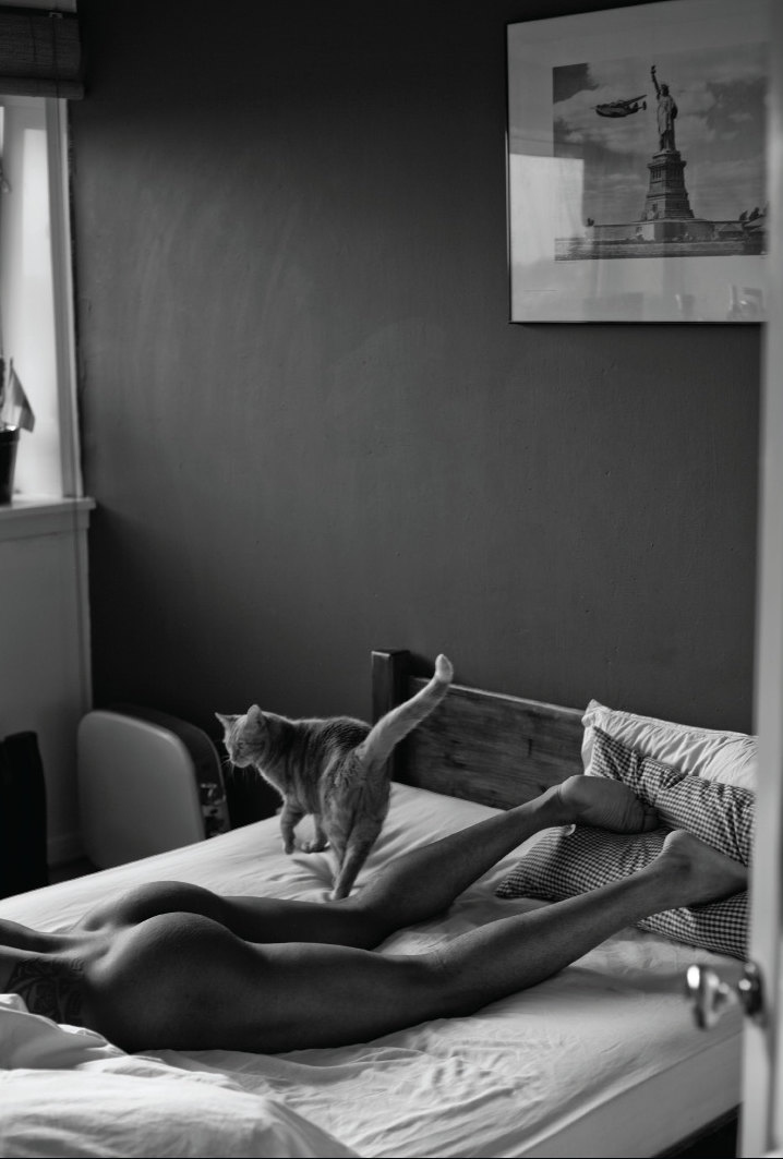 718x1063, 86 Kb / ч/б, попа, кровать, ноги, статуя свободы, ямочки