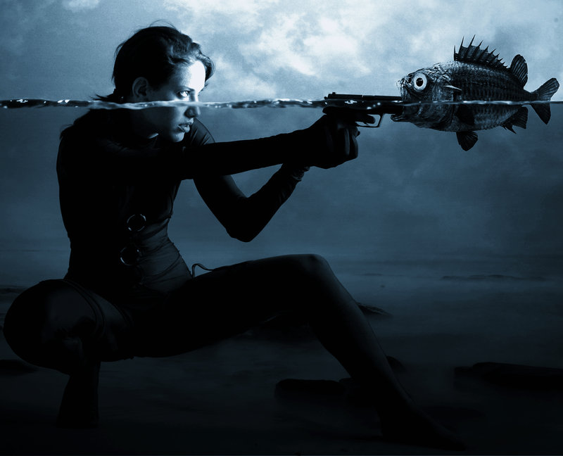 800x648, 61 Kb / девушка, рыба, пистолет, дно, вода