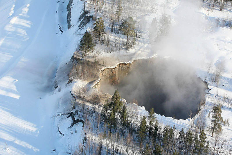 799x533, 201 Kb / земля, дыра, лес, знег, провал