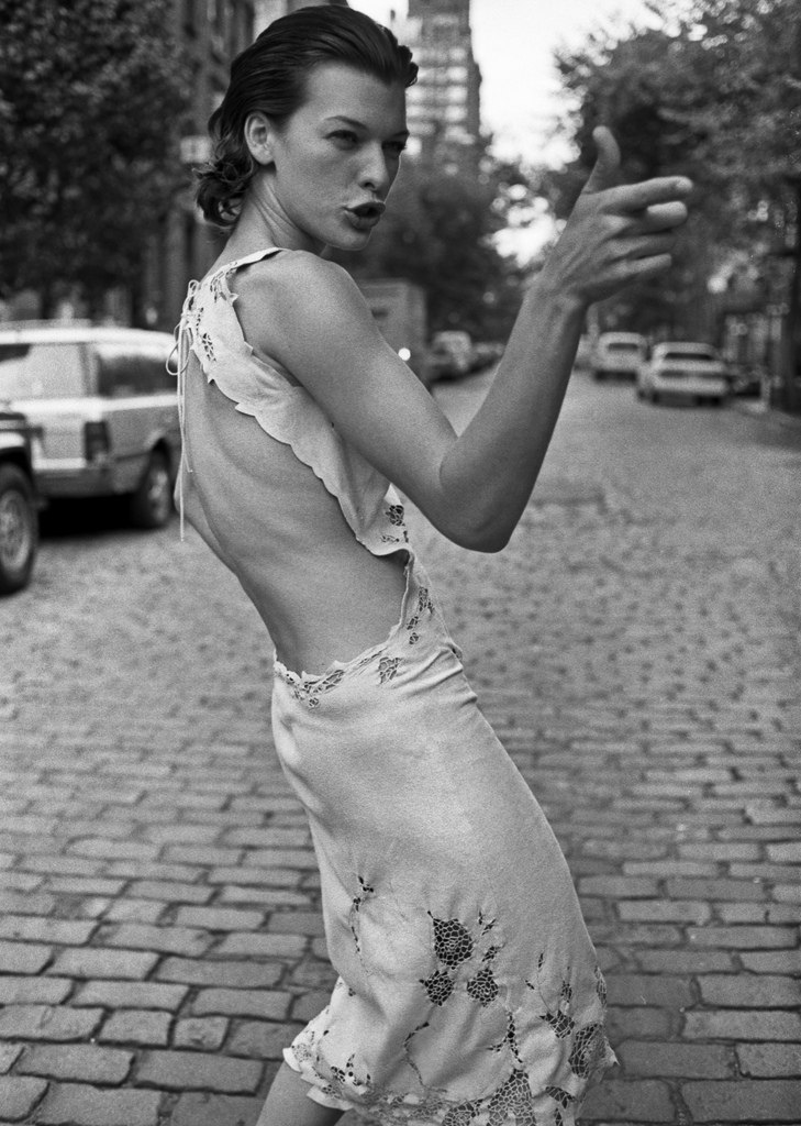 729x1024, 162 Kb / Milla Jovovich, Милла Йовович, брусчатка, ч/б