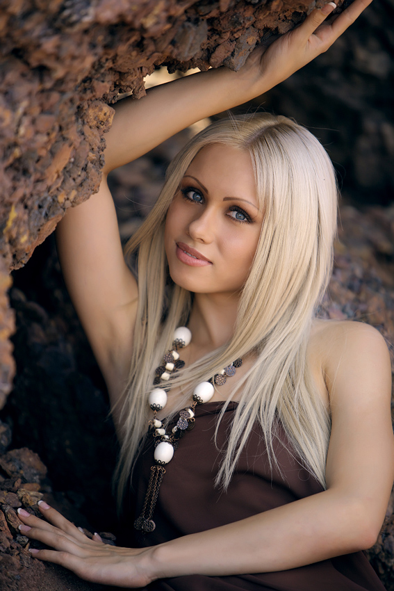 567x850, 265 Kb / камни,блондинка,бусы,маникюр