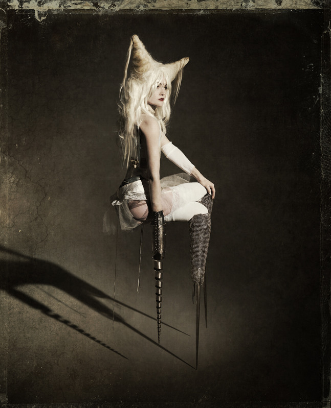 647x799, 122 Kb / инвалид, девушка, протез, сюр