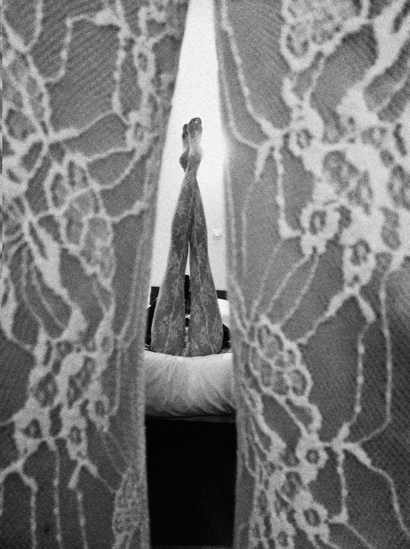 597x800, 225 Kb / ноги, белые колготки, зеркало, кровать