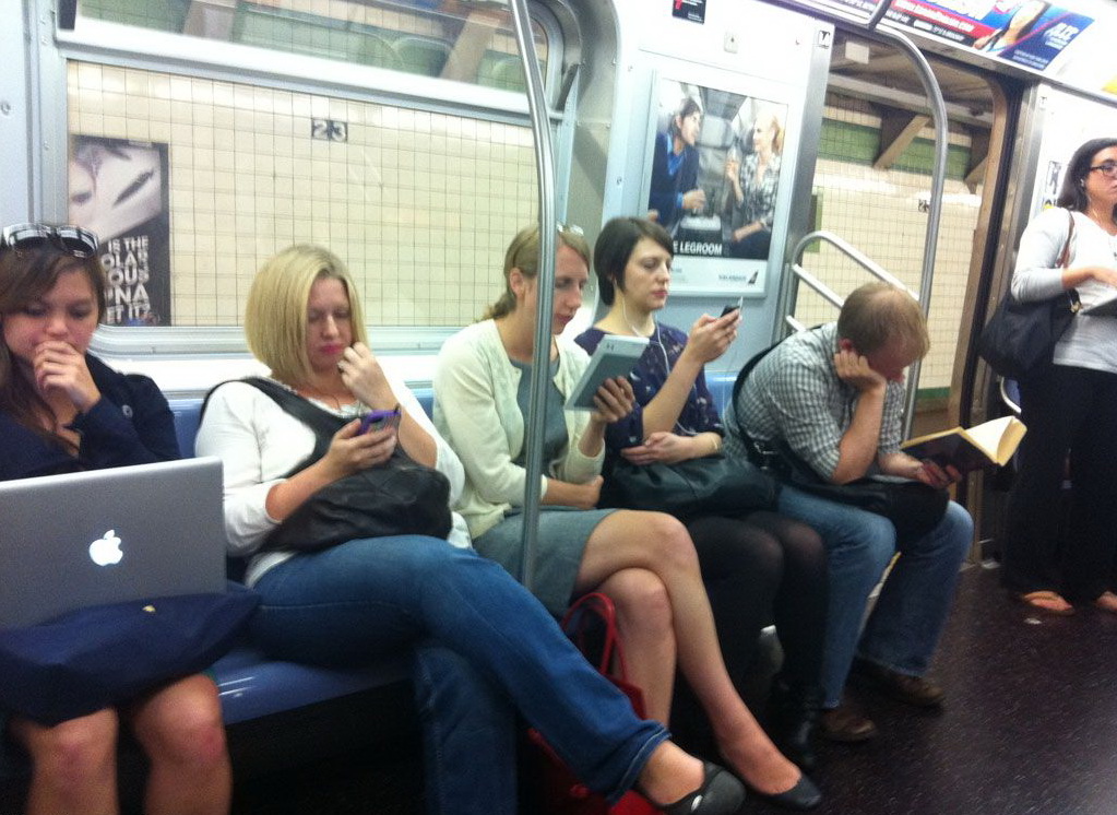 1023x746, 255 Kb / метро, женщины, мужчина, книга