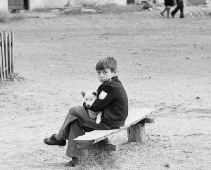 680x548, 159 Kb / мальчик, ссср, скамейка, ч/б