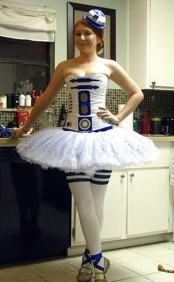 352x568, 72 Kb / девушка, костюм, робот, звездные войны, star wars, r2d2