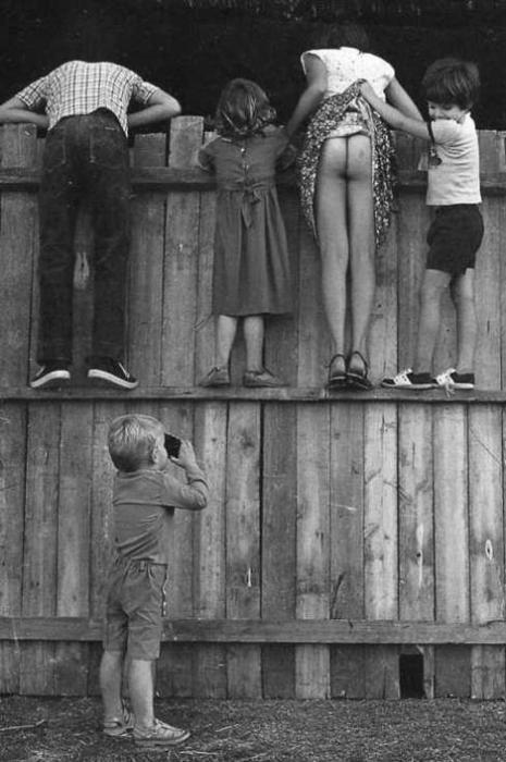 465x700, 49 Kb / забор, ч/б, дети, стриптиз, юбка, фото