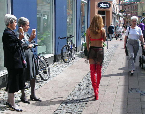 600x474, 71 Kb / сапожки, красные, улица, старухи