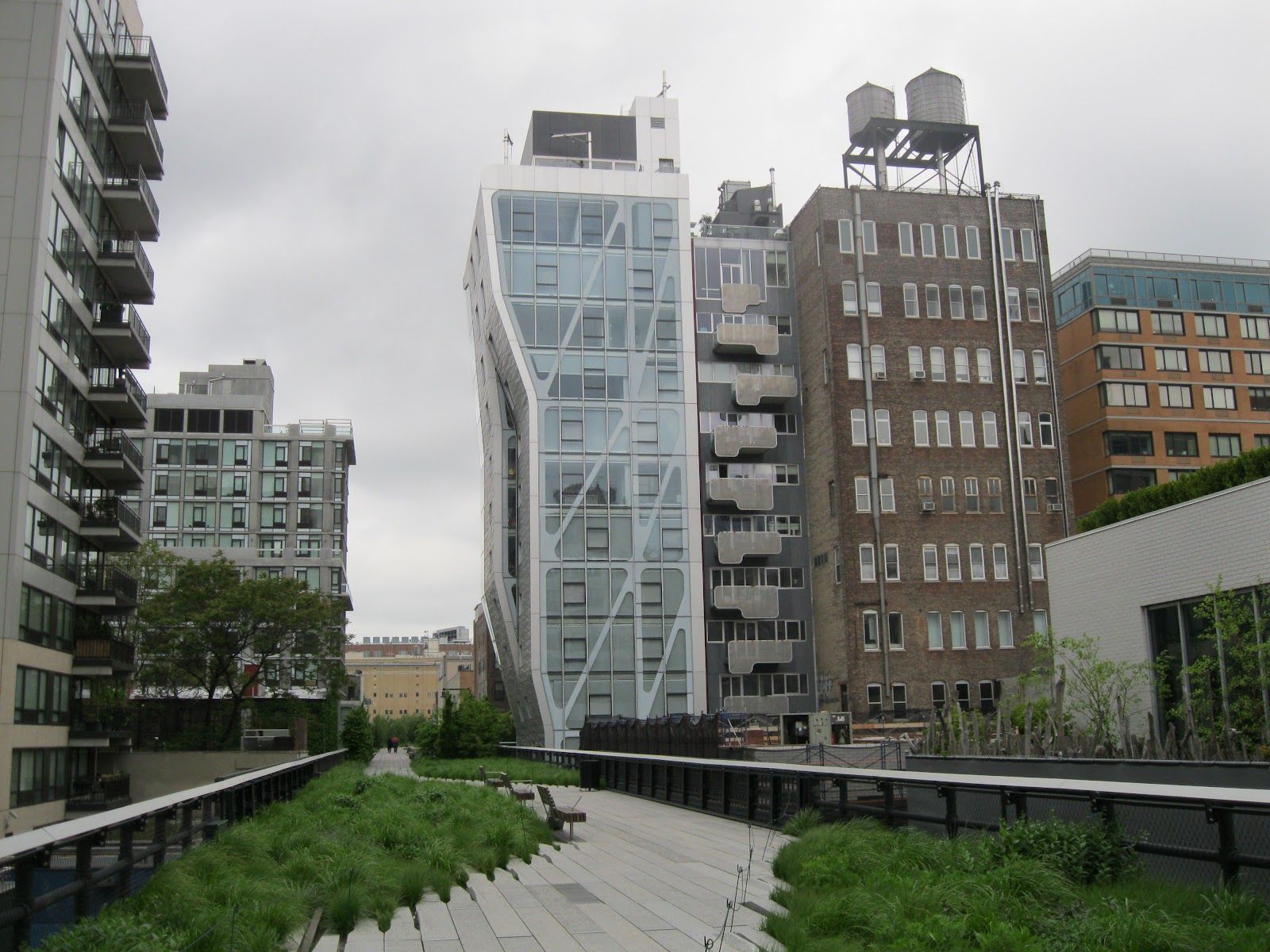 1600x1200, 273 Kb / архитектура,трава, стекло