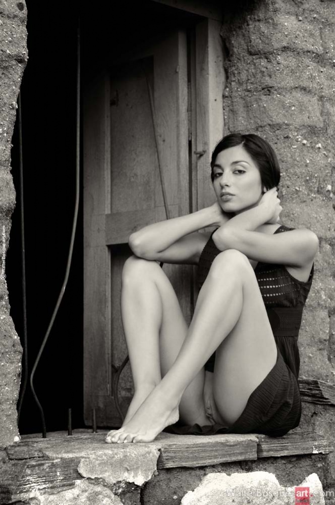 664x1000, 186 Kb / дверь, ч/б, стена