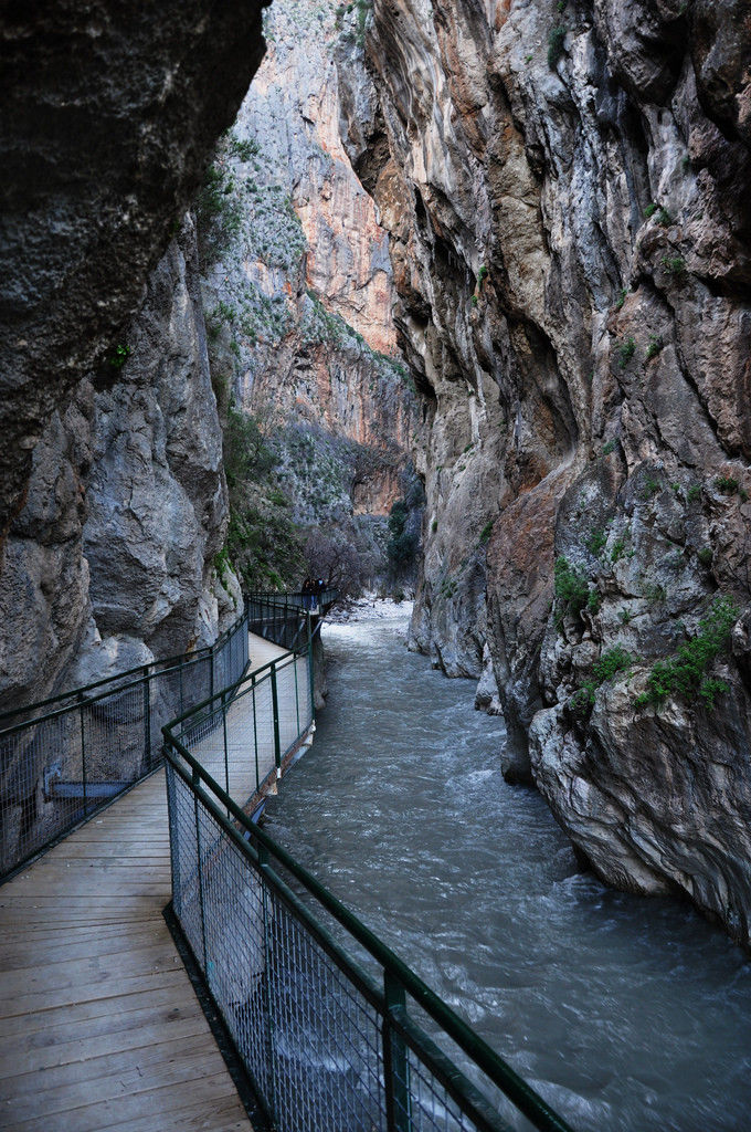 680x1024, 229 Kb / река, вода, ущелье, скалы, помост