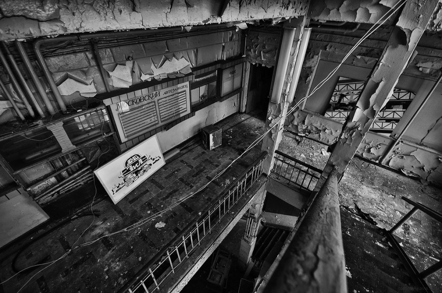 900x597, 193 Kb / завод, заброшенный, зил, ч/б