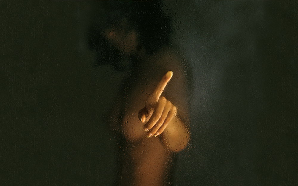 1000x625, 111 Kb / девушка, стекло, блюр, палец