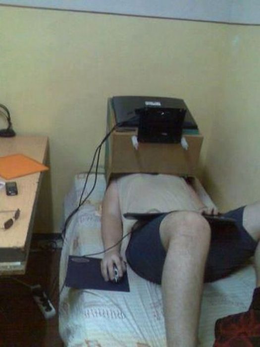 525x700, 32 Kb / кровать, монитор, мышка, идиот