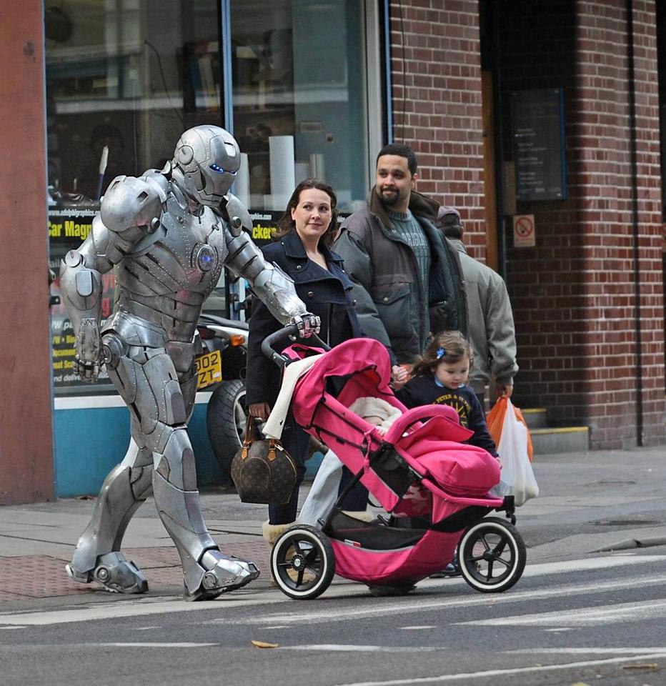 932x960, 141 Kb / робот, коляска, зебра, iron man, Железный Человек