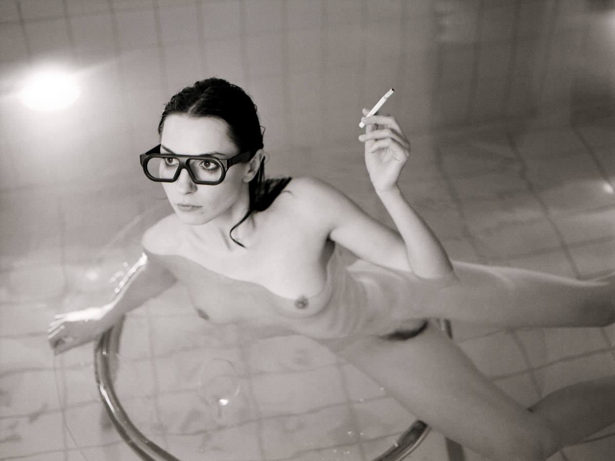 1200x899, 157 Kb / вода, очки, сигарета, ч/б