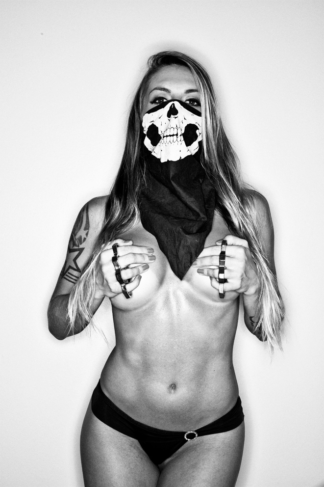 661x992, 230 Kb / платок, череп, кастет, тату, трусы, спортсменка