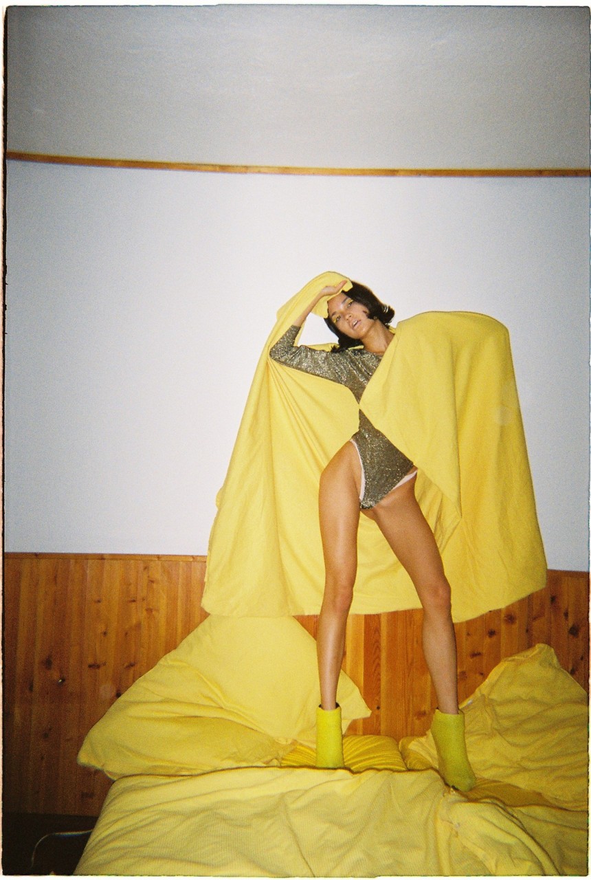 860x1280, 260 Kb / желтое, сапоги