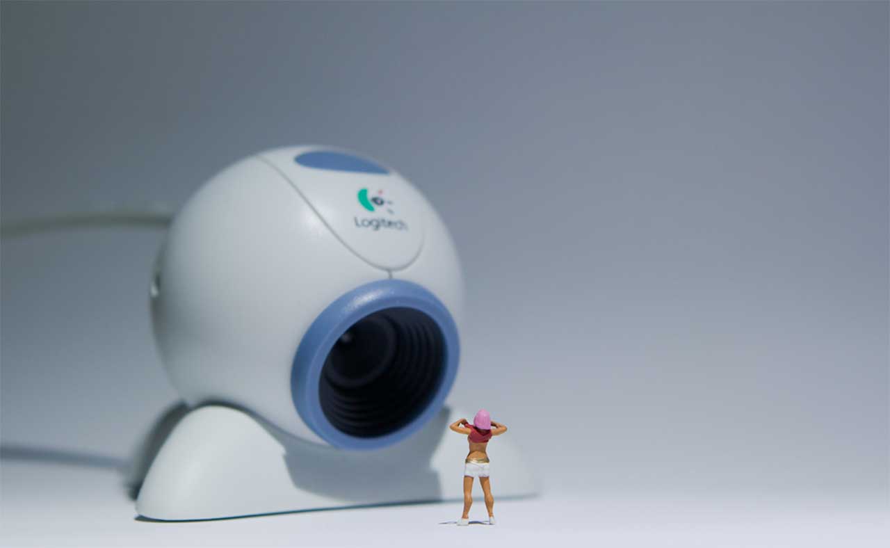 1280x788, 18 Kb / камера, фигурка, логитеч, стриптиз