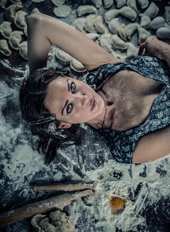 587x800, 266 Kb / взгляд, мука, вареники, скалка, желтокеники