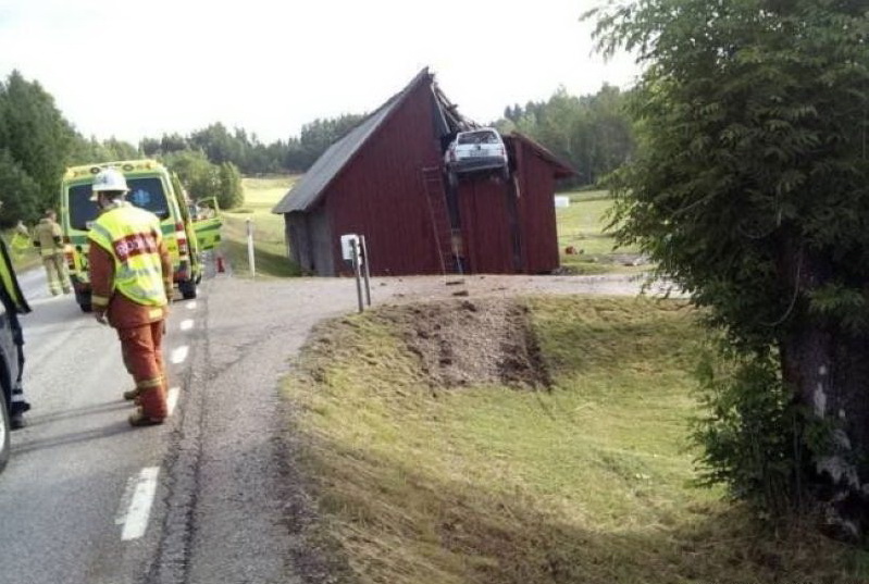 799x537, 137 Kb / авто, авария, прыжок