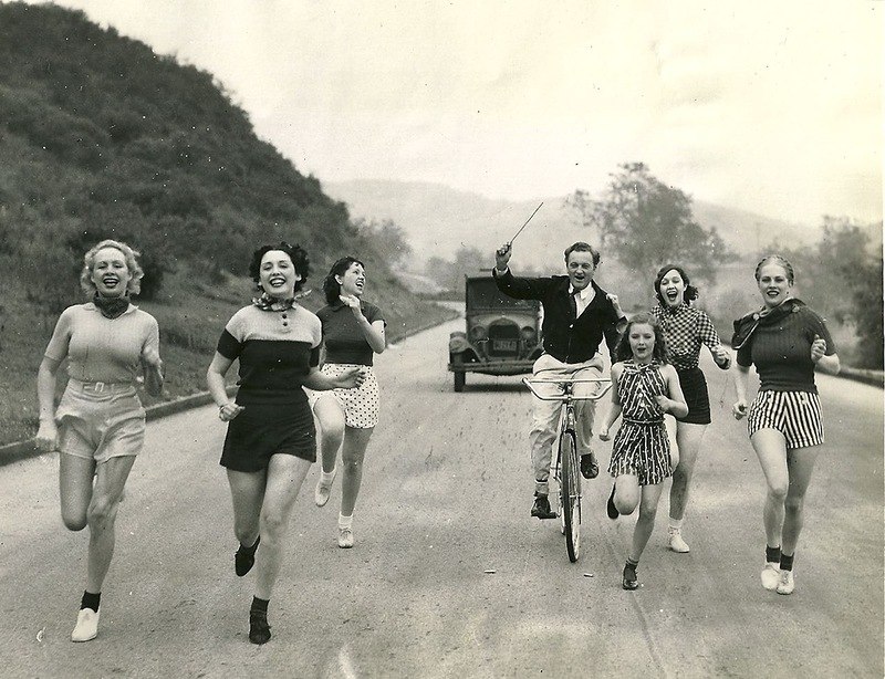 800x614, 137 Kb / девушки, бег, автомобиль, велосипед, мужчина, плётка, ч/б