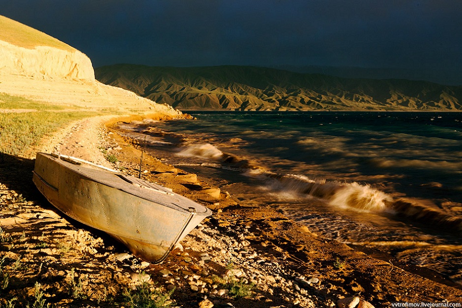 940x626, 295 Kb / берег, лодка, горы, море