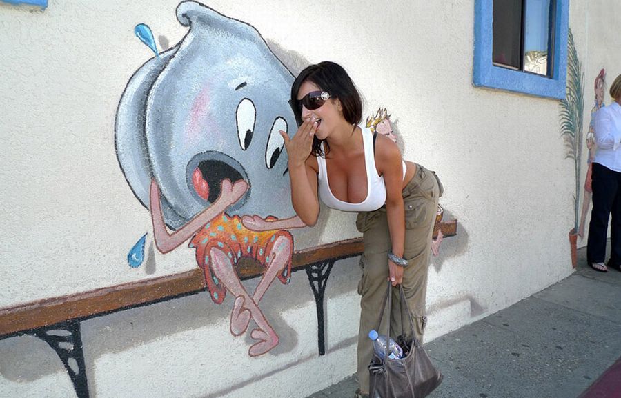 900x577, 98 Kb / граффити, очки, сумка, бутылка, сиськи