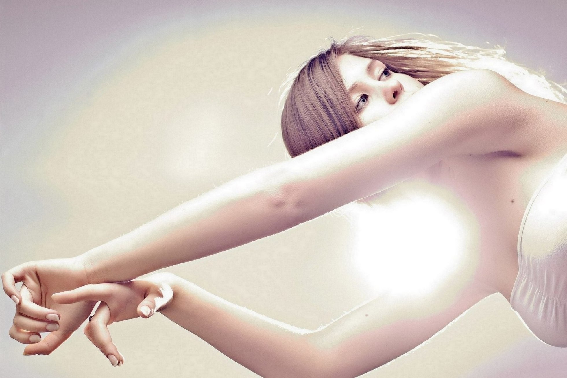 1961x1307, 299 Kb / брюнетка, свет, руки