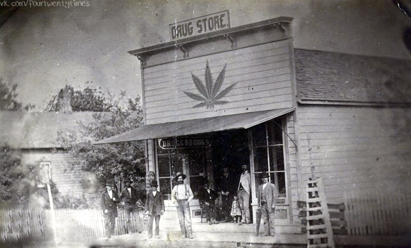 800x484, 93 Kb / здание, аптека, книги, ретро, ч/б