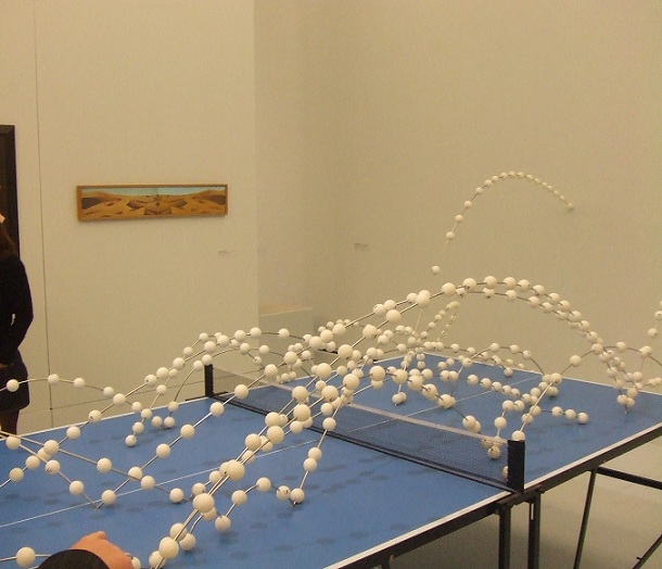 610x524, 96 Kb / теннис, шарик, траектория, стол, скульптура, арт