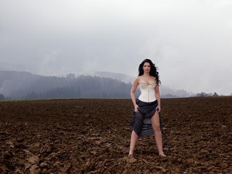 755x566, 55 Kb / пашня, фермерша