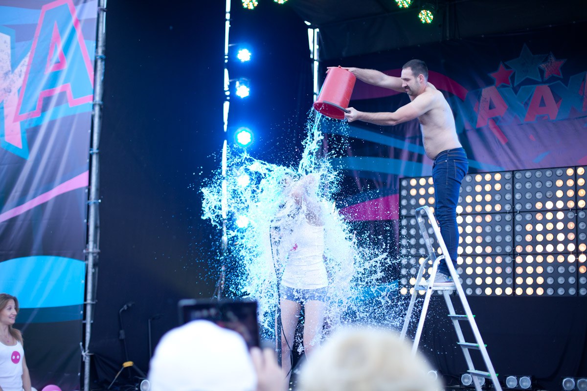 1200x800, 207 Kb / тв, шоу, стремянка, ведро, вода