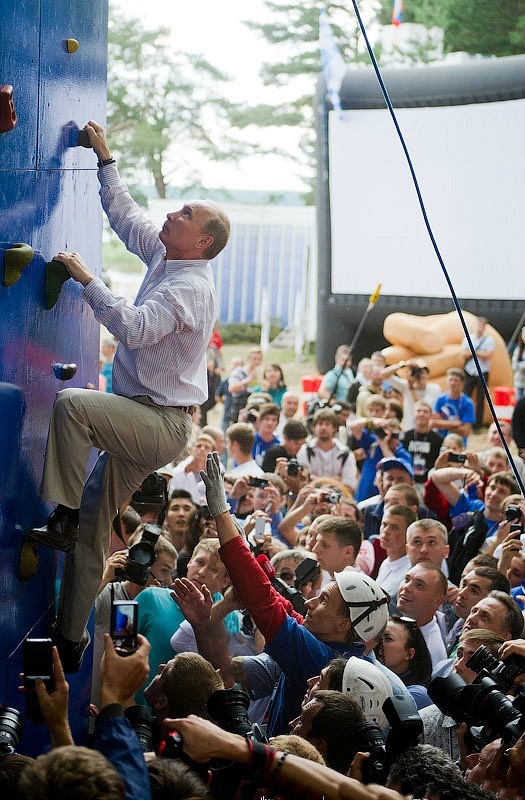 525x800, 146 Kb / президент, толпа, рука