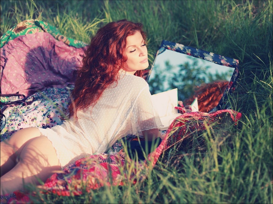 900x675, 217 Kb / рыжая, зеркало, трава, маникюр