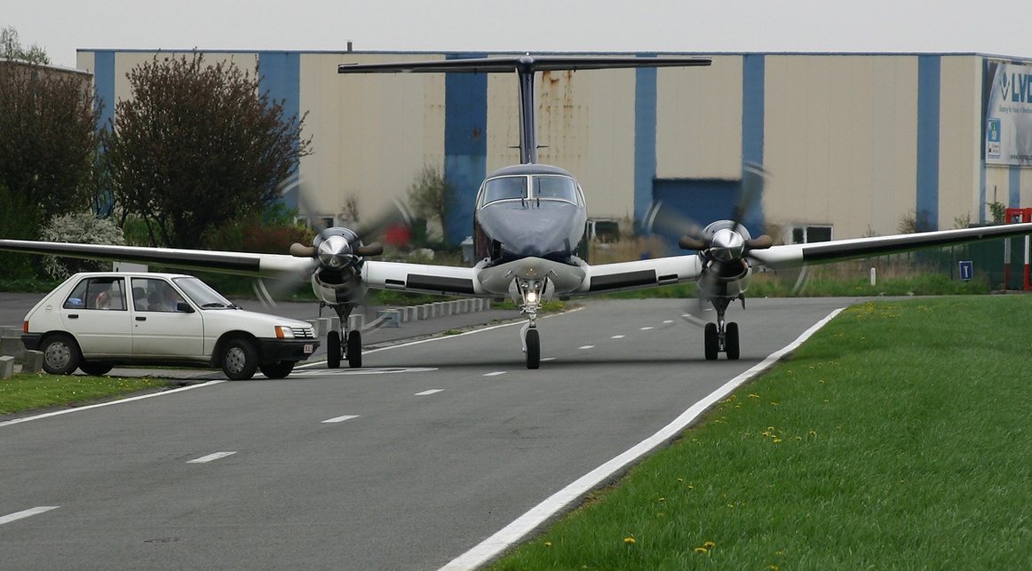 1162x643, 262 Kb / авто, самолет, рулежка, впп