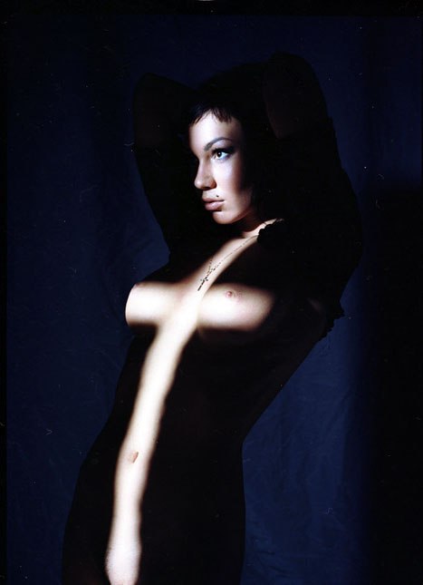 467x645, 22 Kb / сиськи, крест, свет, тень