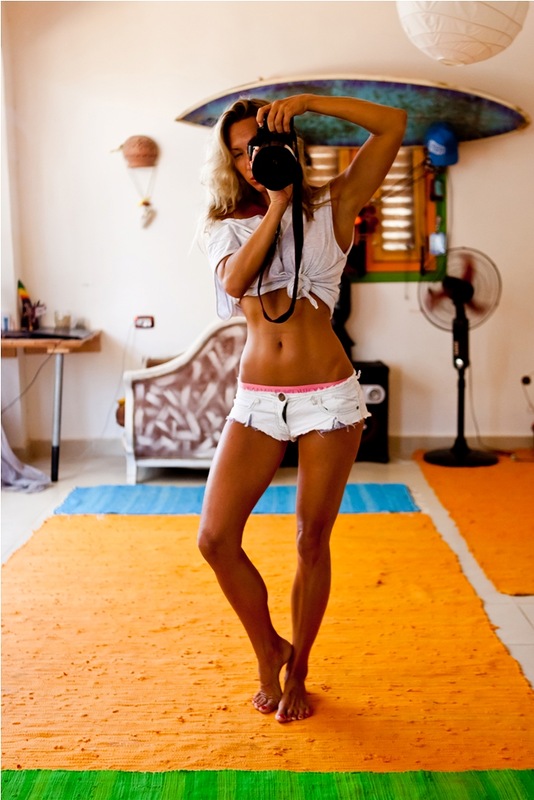 534x800, 115 Kb / фотоаппарат, шорты, пресс