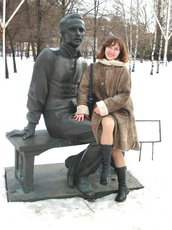 600x800, 101 Kb / зима, памятник, девушка