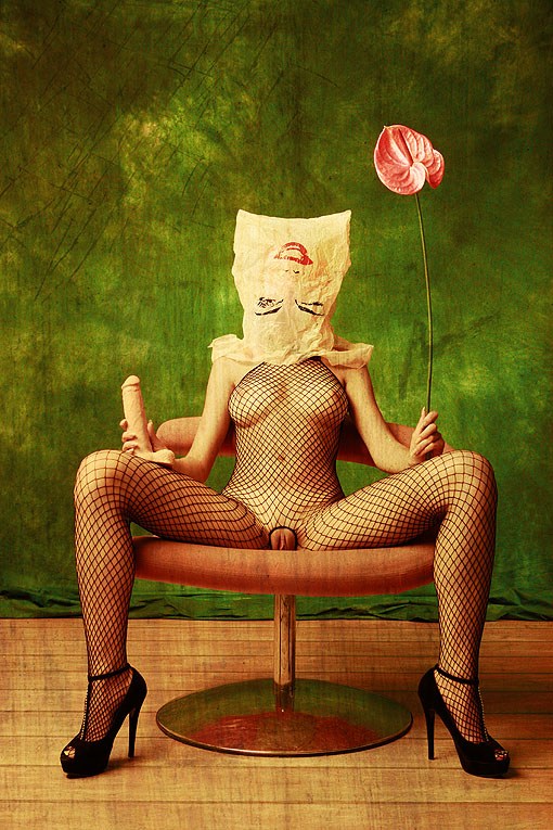 510x765, 140 Kb / девушка, сиськи, пелотка, кресло, пакет, хуй, член, муляж, цветок, сеточка, босоножки, улыбка