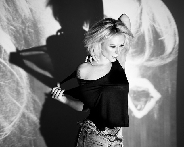 640x512, 94 Kb / ч/б, поза, арт, блондинка