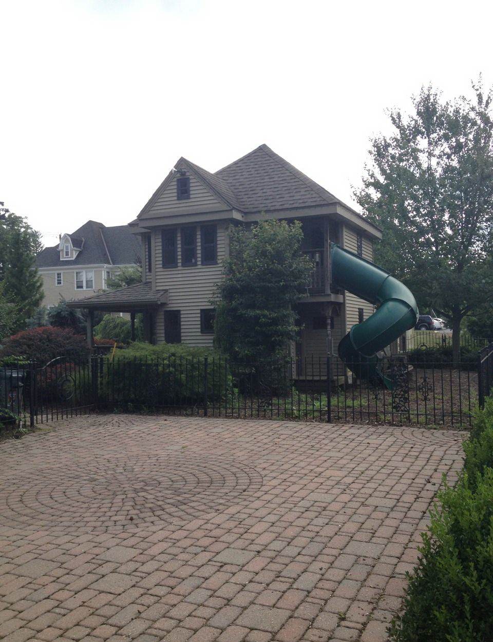 960x1251, 275 Kb / дом, горка