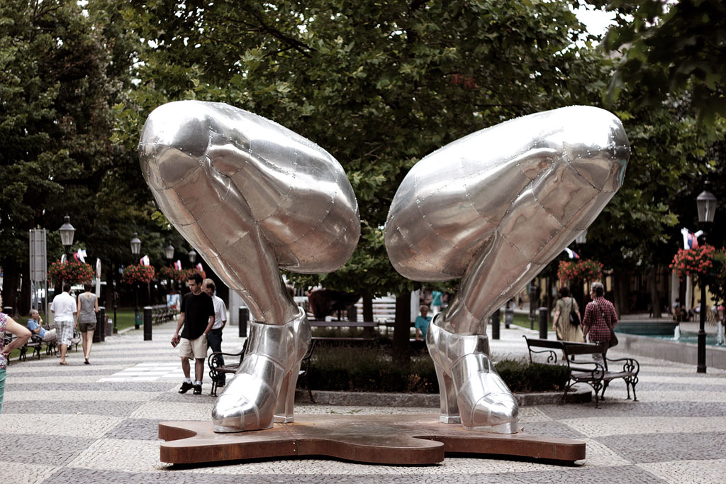 1024x682, 239 Kb / баба, ноги, инсталляция, памятник