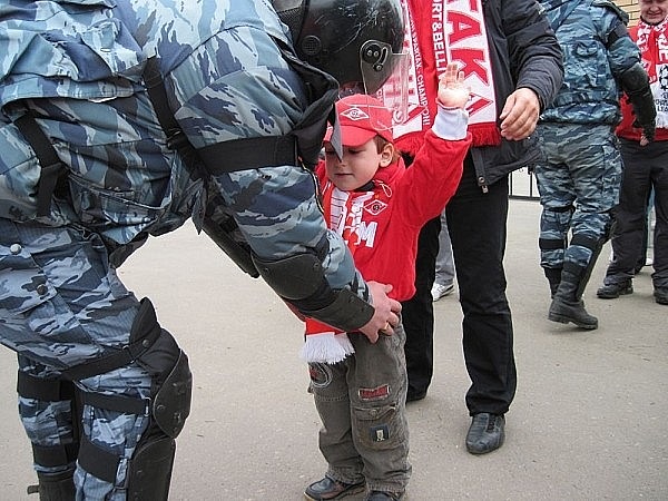 600x450, 120 Kb / омон, обыск, болельщики, ребенок