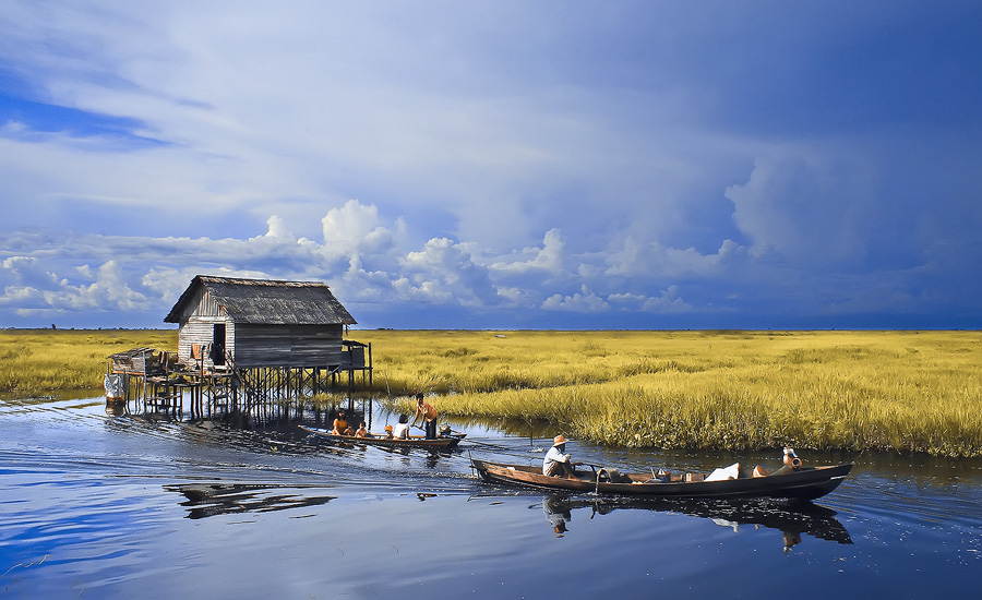 900x550, 213 Kb / лодка, облака, вода, поле