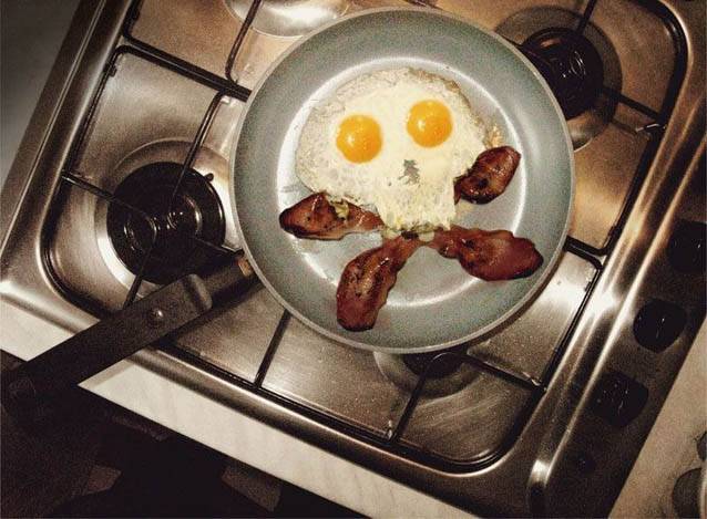 638x469, 53 Kb / яичница, бекон, сковорода, плита, череп, кости