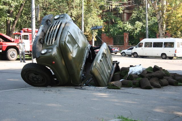 640x427, 156 Kb / грузовик, ямы, газон, дыра