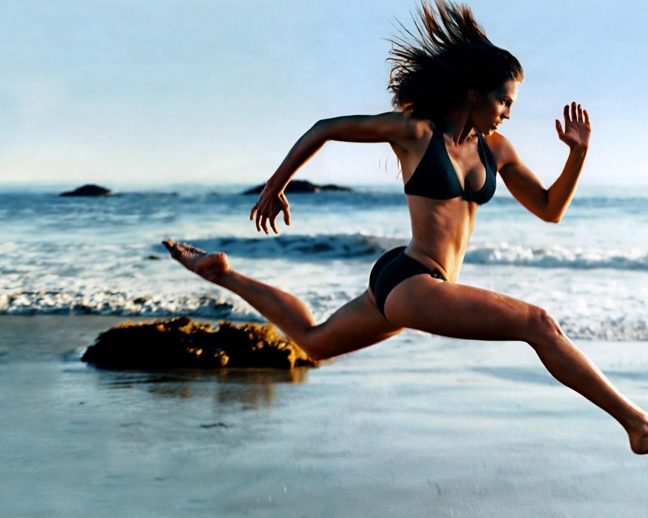 1280x1024, 110 Kb / попа, бег, волосы, ноги, спортсменка, берег, море