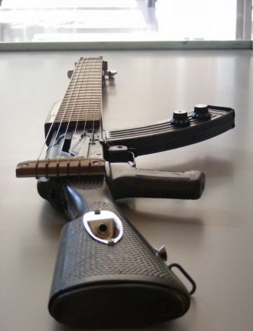 360x471, 33 Kb / автомат, гитара